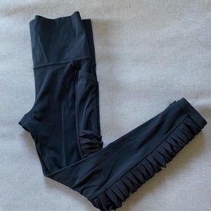 Athleta pocket salutation tight with twist detail XS